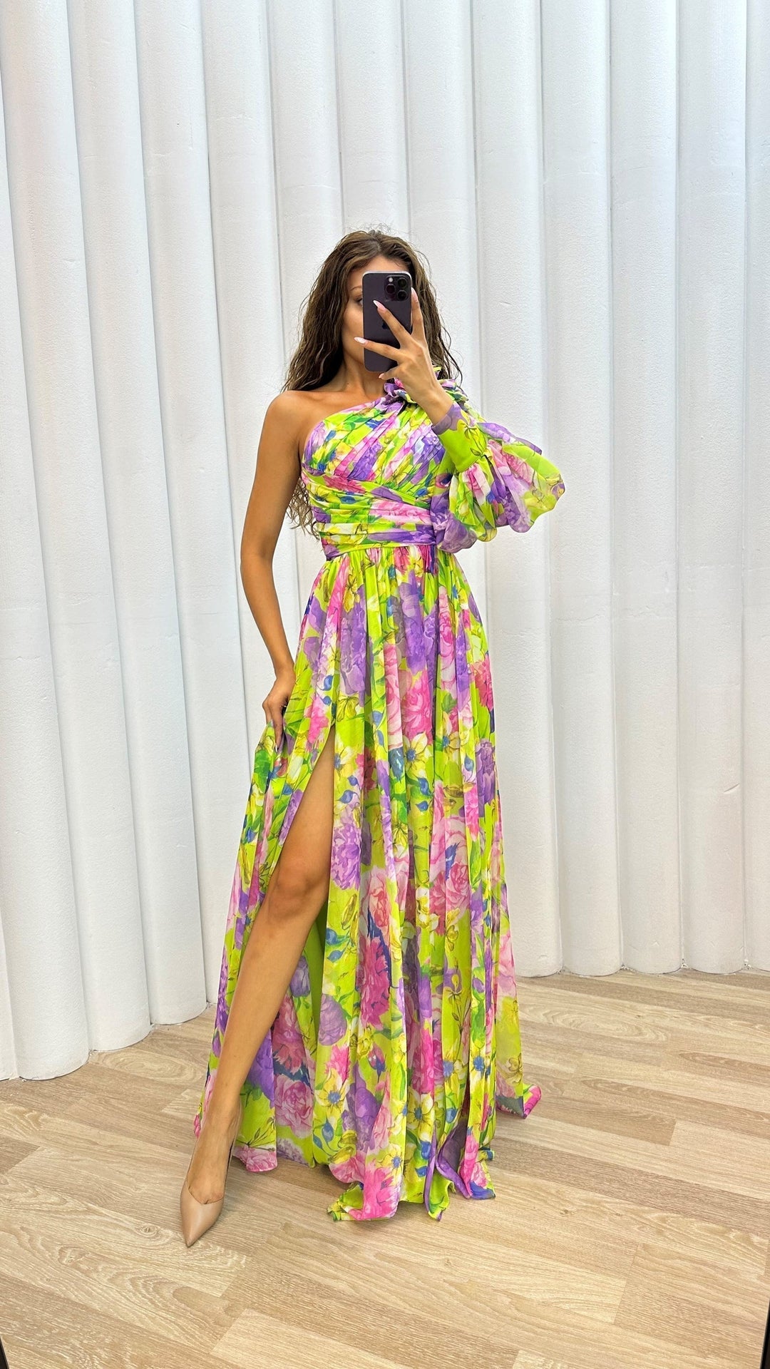 Kaia – Vestido Drapé Atemporal