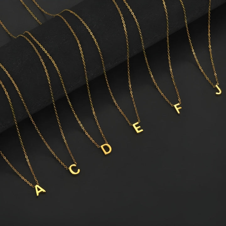 Colar de Inicial Dourada Chic Love Letter