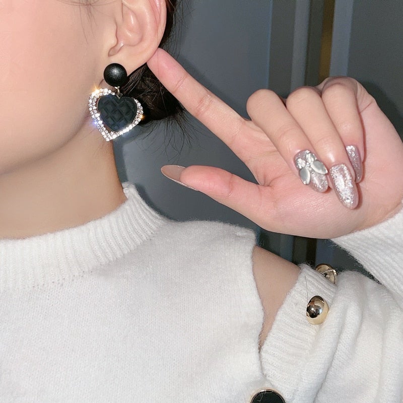 Brincos Coração Pretos em Ouro