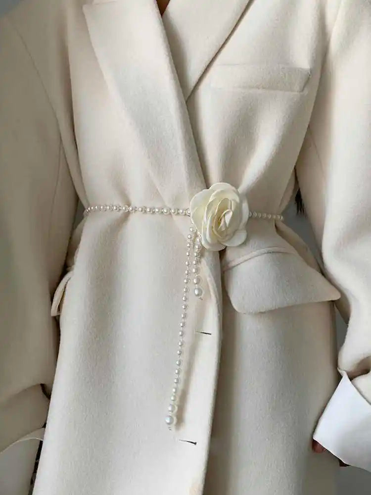 Cinto elegante com pérolas