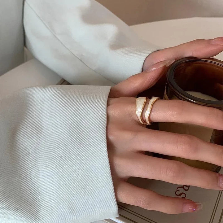 Anel Geométrico Ajustável de Esmalte Branco Vintage