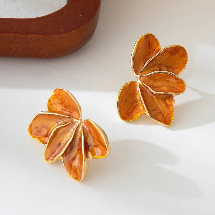 Brincos Elegantes de Pétala em Esmalte Vermelho