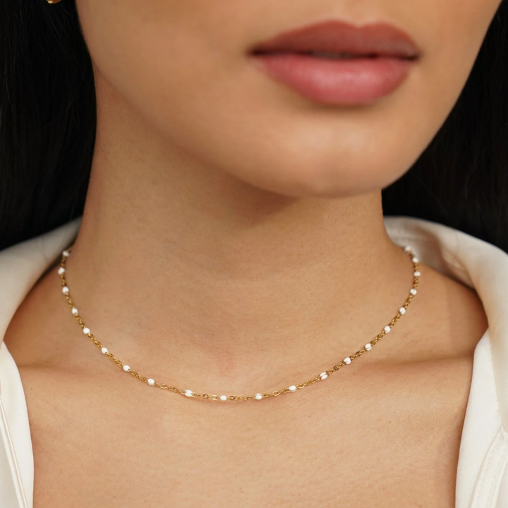 COLAR DE BOLAS BRANCAS MILA