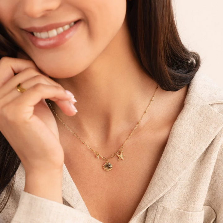 COLAR DE ESTRELA DO MAR COM CONCHA DOURADA